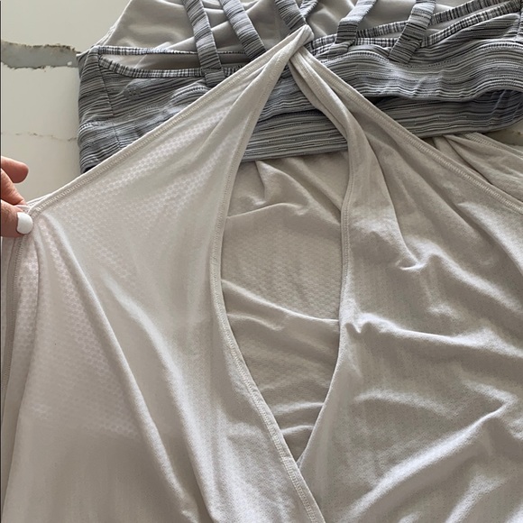 Lululemon open back tank with built in bra size 6 - Picture 6 of 6